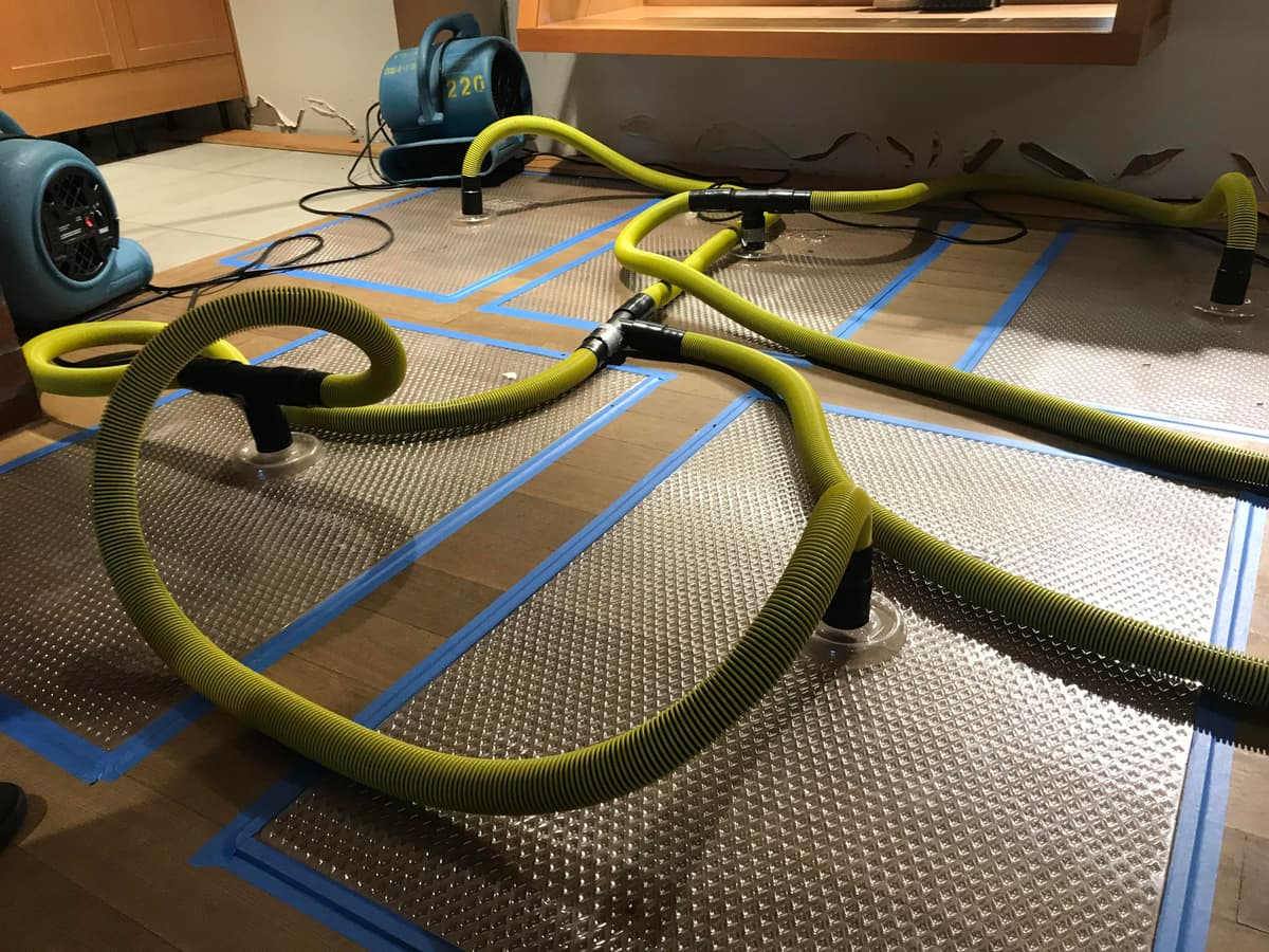 Vysoušení podlah po zatékání